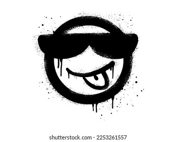 Lächelndes Gesicht und Zunge-out Emoticon Charakter mit Sonnenbrille. Spray bemalt Graffiti Lächeln Gesicht in schwarz auf weiß. einzeln auf weißem Hintergrund. Vektorgrafik