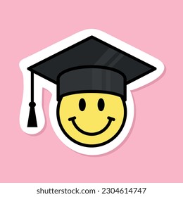 carita sonriente con sombrero de graduación, símbolo amarillo con contorno negro, pegatina de sonrisa tierno sobre fondo rosa, elemento de diseño de vector estético groovy