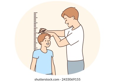 El padre sonriente mide la altura del hijo pequeño cerca de la pared. Papá feliz comprueba niño pequeño niño cerca de la medida en el interior. Niños creciendo. Ilustración vectorial.