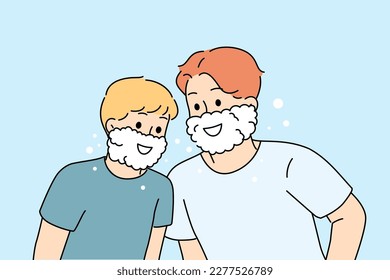 Lächelnder Vater und Sohn in Schaum auf Gesicht waschen im Badezimmer zusammen. Fröhlicher Papa lehrt aufgeregtes Kind Rasieren und persönliche Hygiene. Vektorgrafik. 