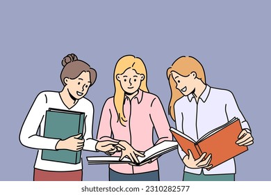 Las colegas sonrientes que trabajan juntas en la oficina discuten el papeleo. Feliz lluvia de ideas de empresarios hablan sobre documentos en el lugar de trabajo. Ilustración vectorial. 