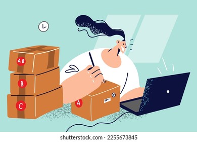 Una mensajera sonriente trabaja en una oficina de correos escribiendo en cajas que trabajan en una laptop. Mujer feliz ocupada en los paquetes postales de direcciones de computadora para el parto. Logística. Ilustración vectorial. 