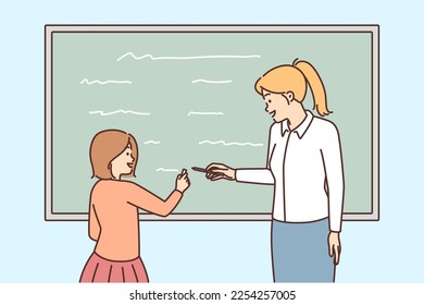 Profesora y colegiala sonriente escribiendo en la pizarra en el aula. Una profesora enseñando a una niña emocionada cerca de la escuela. Ilustración vectorial. 