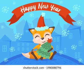 Lächelnde Fuchsfigur mit Weihnachtsbaumkartoon-Illustration. Orangefarbenes Säugetier mit Hut, im Winter vor den Häusern sitzend. Feiertage, Jahreszeiten, Gruß, Kartenkonzept
