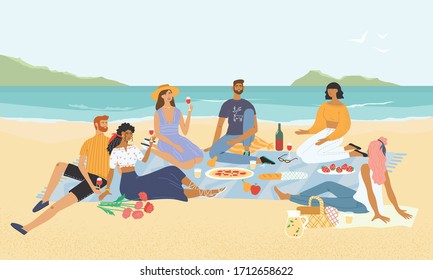 Amigos sonrientes relajándose en un picnic a orillas del mar. Felices hombres y mujeres tomando vino y comiendo comida en la playa. Grupo de personas de diseño almorzando con vistas al paisaje marino en el fondo.