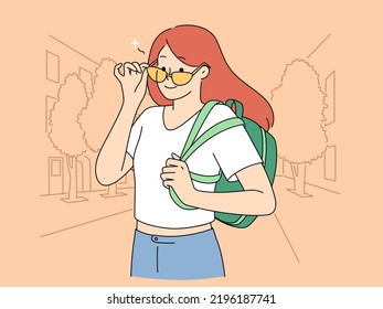 Lächelndes Mädchen mit Rucksack posiert im Freien. Fröhliche Studentin in Sonnenbrillen auf der Straße. Jugend und Mode. Vektorgrafik. 