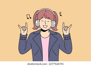 Niña sonriente escucha música en audífonos inalámbricos hace gesto rock and roll. Un niño emocionado con auriculares se divierte disfrutando de canciones de rock. Ilustración vectorial. 