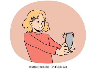 Niña sonriente hace foto de autoretrato en un smartphone. Un niño feliz se divierte tomándose un selfie en el celular. Niños y tecnología. Ilustración vectorial.