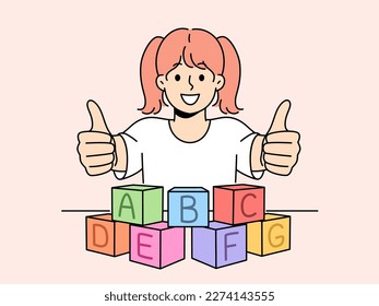 Niña sonriente juega con bloques coloridos con letras que le muestran el pulgar hacia arriba. El aprendizaje de niños felices con ladrillos recomiendan el curso educativo. Ilustración vectorial. 