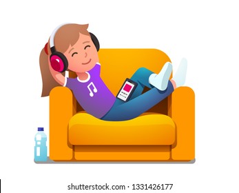 Menina sorridente deitada na poltrona apreciando a melodia musical tocando no telefone em fones de ouvido sem fio modernos. Criança amante da música relaxando se divertindo. Diversão, lazer, alegria. Ilustração vetorial plana