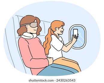 Chica sonriente hace la foto en el teléfono móvil de la ventana del avión. Niño feliz fotografía nubes en el iluminador del avión. Ilustración vectorial.