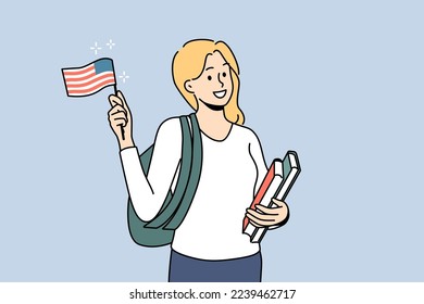 Niña sonriente con mochila y libros con la bandera estadounidense en la mano. Feliz mujer lista para el programa internacional de estudios en el extranjero. Ilustración vectorial. 