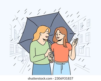 Lächelnde Freundinnen, die unter einem Regenschirm auf der Stadtstraße spazieren gehen. Fröhliche Freunde gehen im Regen genießen sprechen oder chatten am Wochenende. Freundschaft. Vektorgrafik. 