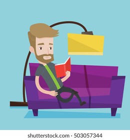 Un hipster sonriente con barba leyendo un libro en el sofá. Hombre caucásico relajándose con un libro en el sofá en casa. Hombre sentado en un sofá y leyendo un libro. Ilustración de diseño plana vectorial. Diseño cuadrado.