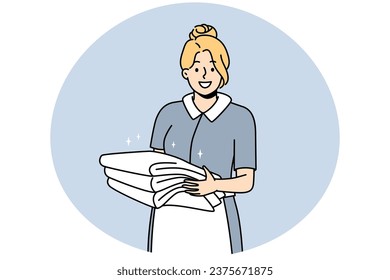 Un ama de casa sonriente con uniforme y un montón de toallas. Feliz trabajo de empleada doméstica o conserje en el hotel. Concepto de limpieza. Ilustración vectorial.