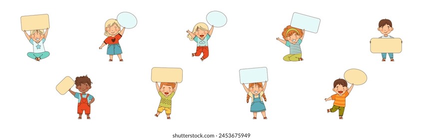 Personaje de niños sonrientes sosteniendo placa vacía o conjunto de Vector de carteles