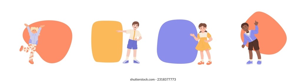 Niños sonrientes con tablero vacío para tu texto, espacio para copiar.