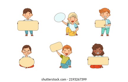 Niños sonrientes sosteniendo un conjunto de vectores de palco vacío y rectangular