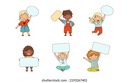 Niños sonrientes sosteniendo un conjunto de vectores de palco vacío y rectangular