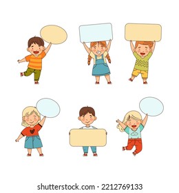 Niños sonrientes sosteniendo un conjunto de vectores de palco vacío y rectangular