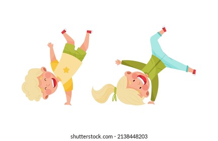 Lächelnde Kinder springen fröhlich. Energetische Jungen und Mädchen in Bewegung Cartoon Vektorgrafik