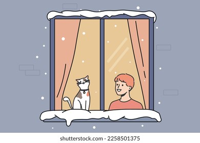 Lächelndes Kind und Katze sitzen im Fenster Blick auf die Straße im Winter. Happy Kind mit Haustier drinnen in gemütlichem Haus. Vektorgrafik. 