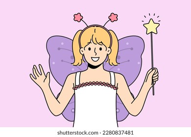 Niña sonriente con traje de mariposa sosteniendo la varita de hadas estrelladas en las manos. Niño feliz con ropa para mascarada o fiesta. Ilustración vectorial. 