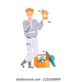 Hombre sonriente apicultor o apíarista sosteniendo jarra con un vector de miel líquido dulce Ilustración