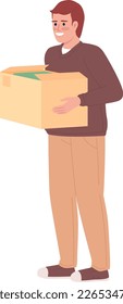 Hombre sonriente con ropa en caja de cartón de color semiplano personaje vector. Figura editable. Persona de cuerpo entero sobre blanco. Ilustración puntual simple de estilo de dibujos animados para diseño gráfico web y animación