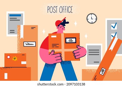 Lächelnd man lieferyman hält Paketarbeit im Postamt mit Kundenaufträgen. Glückliche männliche Kurier- oder Serviceman-Scheckparzellen. Gute Expresszustellung. Vektorgrafik. 