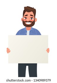 Homem sorridente está segurando um cartaz em branco. Cartaz para publicidade. Ilustração vetorial em estilo cartoon