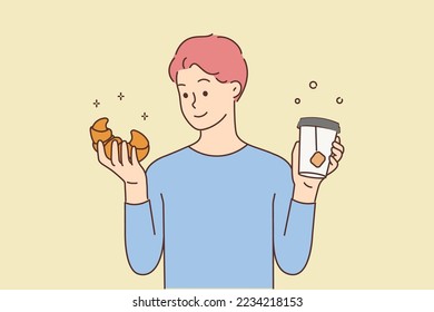 Hombre sonriente sosteniendo cruasanes y tomando té en una taza. Un chico feliz disfruta de comer o desayunar con repostería y bebida para llevar. Ilustración vectorial. 