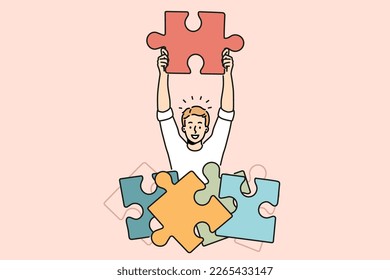 Un hombre sonriente con tormentas de rompecabezas encuentra solución al problema de los negocios. Feliz intento de acercamiento masculino busca solución. Ilustración vectorial. 