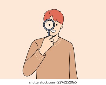 Hombre sonriente con una búsqueda de información o datos por lupa. Un tipo feliz con una apariencia de amplificador para un mensaje importante haciendo investigación. Ilustración vectorial. 