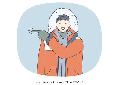 Un hombre sonriente en ropa de calle señala con el dedo o a paso de expedición. Feliz trato o oferta para hombres viajeros o turistas en invierno. Concepto de vacaciones de invierno. Ilustración vectorial plana. 