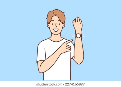 Un hombre sonriente señala en la muñeca. Feliz show de chicos con el dedo en el reloj inteligente. Ilustración vectorial. 