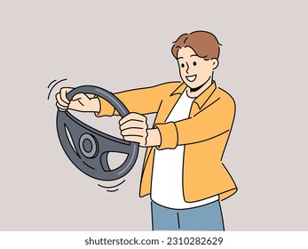 Un hombre sonriente con el volante en las manos aprende a conducir. Un tipo feliz con rueda de coche tiene clases de conducción. Ilustración vectorial. 