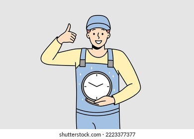 Hombre sonriente con uniforme y reloj en las manos mostrando el pulgar hacia arriba. Feliz trabajador masculino con cuidado de la gestión del tiempo y la fecha límite. Ilustración vectorial. 