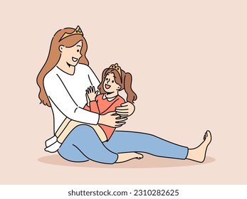 Madre sonriente y niñita en coronas de princesa jugando juntas en casa. Feliz mamá divertirte disfrutando de jugar con su hija. Maternidad. Ilustración vectorial. 