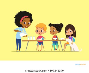 Crianças multirrraciais sorridentes sentam-se à mesa e tomam café da manhã enquanto a mãe derramam leite em gases. Crianças comendo uma refeição matinal saudável. Conceito diário de actividade familiar. Ilustração vetorial para panfleto, cartaz.