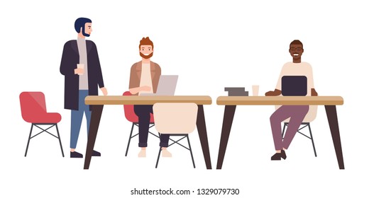 Lächeln Menschen oder Büroangestellte, die an Tischen sitzen und an Laptops arbeiten. Fröhliche Freiberufler im Arbeitsbereich oder im gemeinsamen Arbeitsbereich. Farbige Vektorgrafik im flachen Cartoon-Stil.