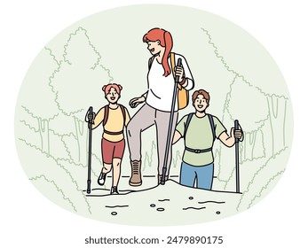 Lächelnde Menschen mit Gehstock Wandern in den Bergen im Sommer. Freudige Wanderer, die auf Hügeln klettern, genießen aktive Freizeit im Wald. Vektorillustration.