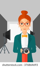 Fotógrafo sorridente segurando a câmera.