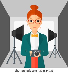 Fotógrafo sonriente sosteniendo una cámara.