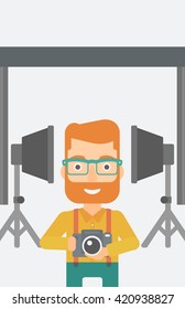Fotógrafo sonriente sujetando una cámara.