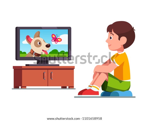 クッションの上に座った笑顔の幼児と 犬や蝶の映画をテレビで見ている 自分の犬の夢を見ている子供がテレビを見ている 子どもの余暇 白い背景にフラットスタイルのベクターイラスト のベクター画像素材 ロイヤリティフリー