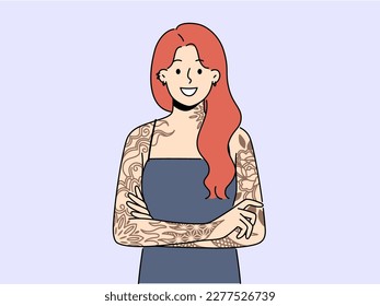 Mujer pelirroja sonriente con tatuajes en los brazos. Una mujer feliz con las manos tatuadas expresa personalidad. Subcultura y autoexpresión. Ilustración vectorial. 