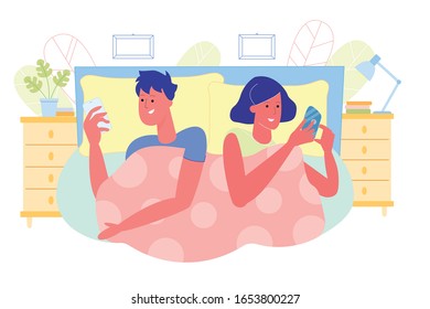 Esposos sonrientes yacen en la cama sobre almohada bajo manta, juntos sostienen Smartphone y chat. Mujer joven y hombre mirando el gadget electrónico. Comunicación en línea. Ilustración moderna de vectores planos