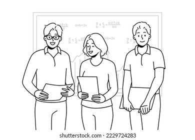 Lächelnde Schüler mit Dokumenten, die in der Nähe des Board stehen und sich im Klassenzimmer präsentieren. Glückliche Schüler mit Papierkram präsentieren sich in der Schule. Vektorgrafik. 