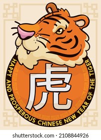 Lächelnder Tiger über dem runden Knopf, wünscht Ihnen ein glückliches und wohlhabendes chinesisches Neujahr des Tiger (chinesischer Kanji für dieses Tieres).